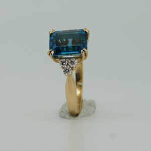"Luce Eterna" in Oro Giallo 18kt con Smeraldo Naturale